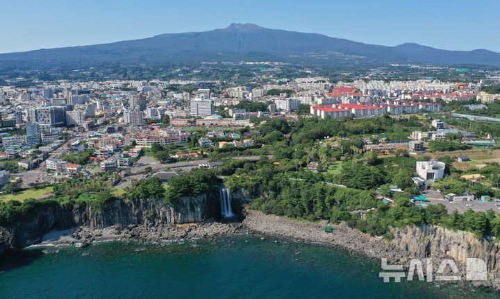 [서귀포=뉴시스] 우장호 기자 = 정방폭포가 보이는 제주 서귀포시 전경. (사진=뉴시스DB) woo1223@newsis.com *재판매 및 DB 금지