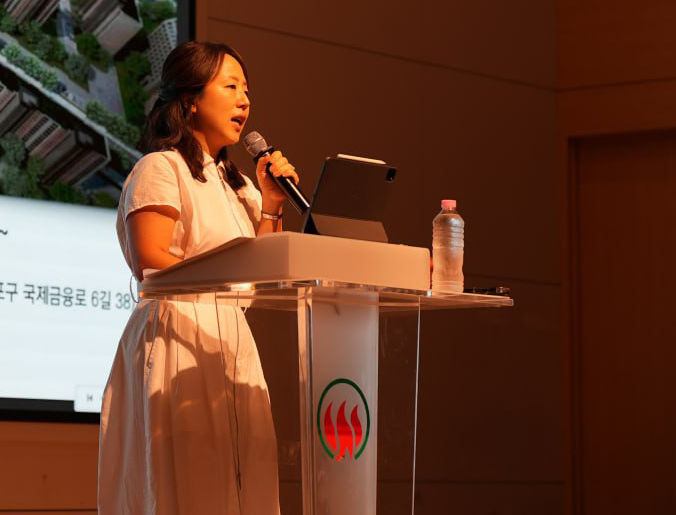[서울=뉴시스] 19일 열린 대교아파트 재건축 조합총회에서 정희선 조합장이 소유주들을 대상으로 향후 사업 일정에 대한 설명을 하고 있다. 2025.07.20. (사진=대교아파트 재건축 조합 제공) photo@newsis.com *재판매 및 DB 금지