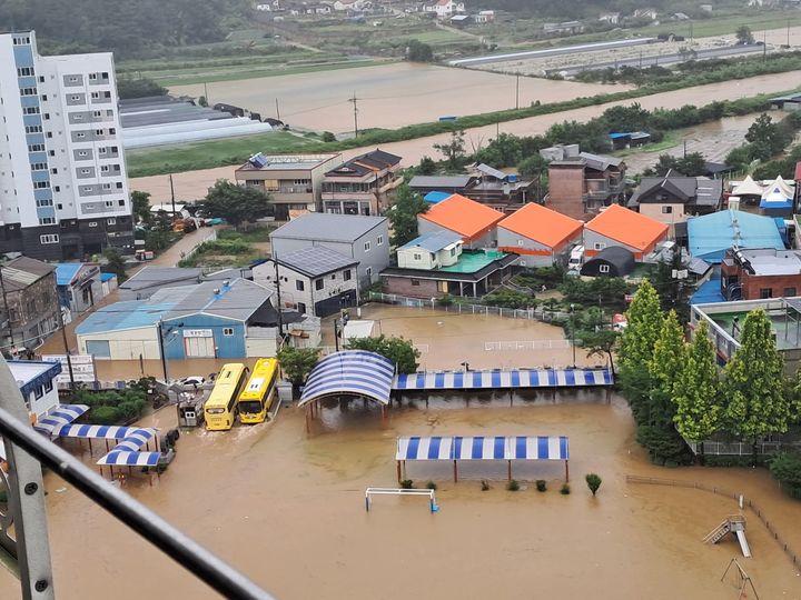 [진주=뉴시스]지난 19일 내린 집중호우로 침수된 진주 명석초와 명석중 모습.(사진=독자 제공).2025.07.20.photo@newsis.com *재판매 및 DB 금지