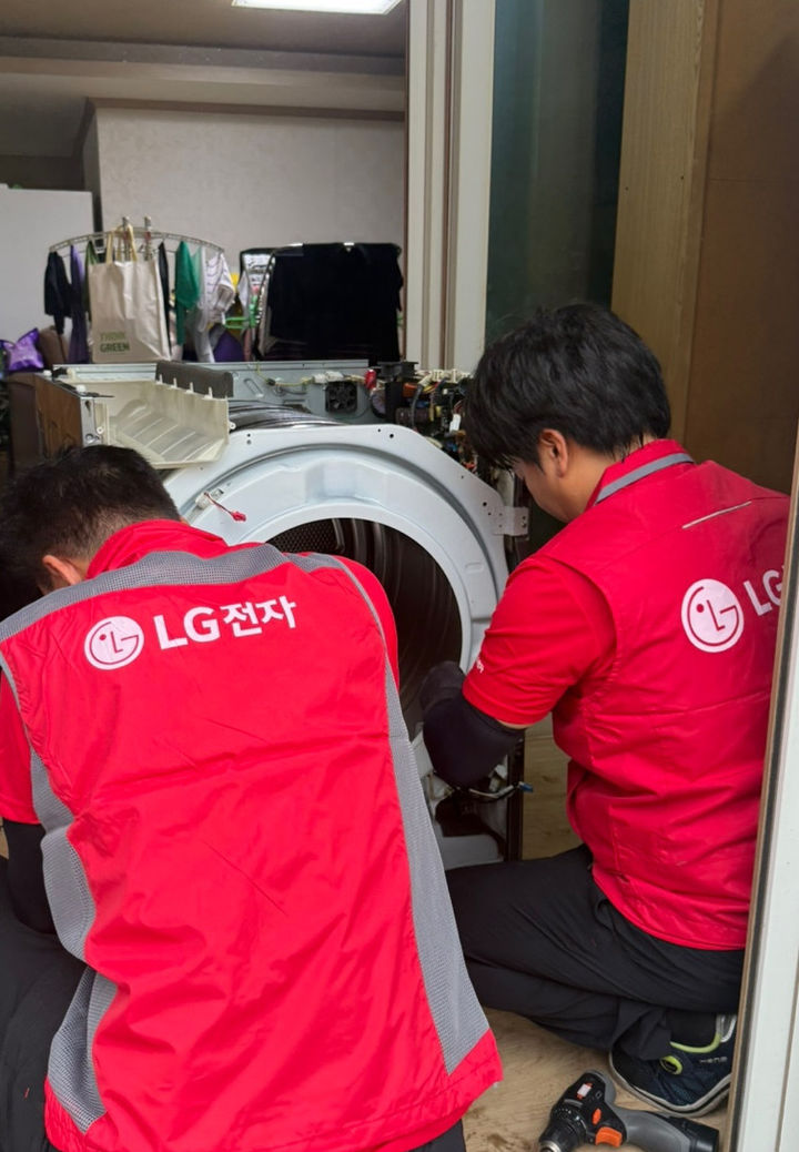 [서울=뉴시스]19일 충청남도 아산 염치읍 강청리 수해 현장에 지원 나온 LG전자 서비스 매니저가 수해 피해 가구를 직접 방문해 침수 제품을 점검 및 수리하고 있다. (사진=LG전자 제공) photo@newsis.com *재판매 및 DB 금지