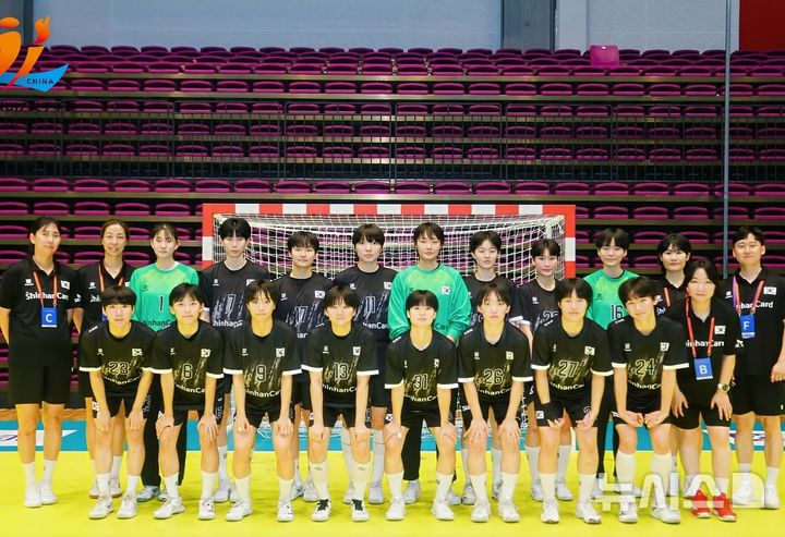 [서울=뉴시스] 한국 17세 이하 여자 핸드볼 국가대표 선수단 단체 사진. (사진=아시아핸드볼연맹 SNS 캡처) *재판매 및 DB 금지