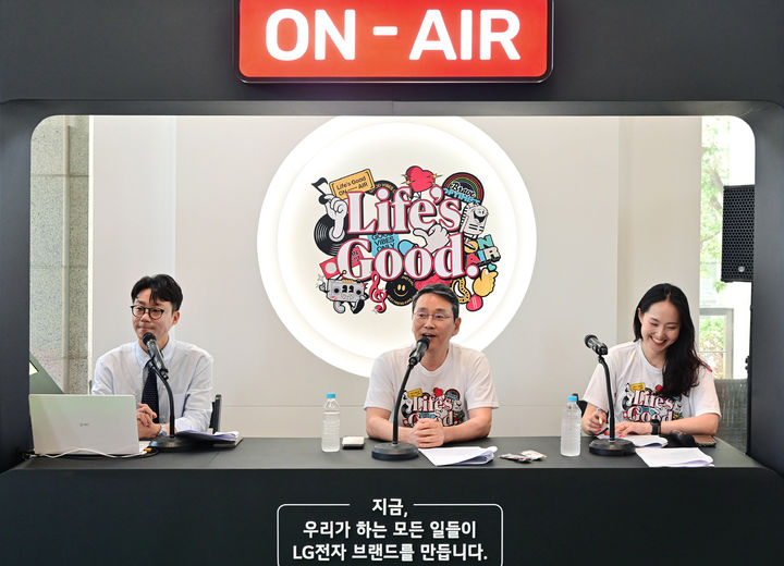 [서울=뉴시스]] LG전자가 국내 11개 사업장에서 임직원을 대상으로 'Life’s Good ON AIR(지금, 우리가 하는 모든 일들이 LG전자 브랜드를 만듭니다)’ 행사를 진행했다. 사진은 지난달 23일 여의도 LG트윈타워에서 열린 행사에서 조주완 CEO(가운데)가 라디오 DJ로 참여해 ‘Life’s Good' 브랜드 가치를 실천한 임직원들의 사연을 소개하고 있는 모습. (사진=LG전자 제공) photo@newsis.com *재판매 및 DB 금지