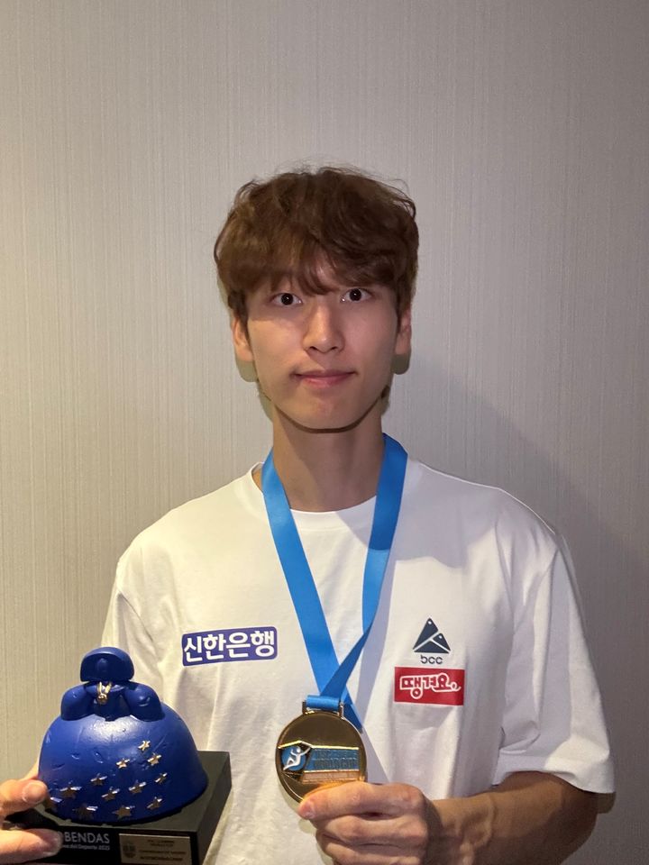 [서울=뉴시스] 2025 국제스포츠클라이밍(IFSC) 월드컵 12차 대회 남자 리드에서 금메달을 획득한 이도현. (사진 = 올댓스포츠 제공) *재판매 및 DB 금지