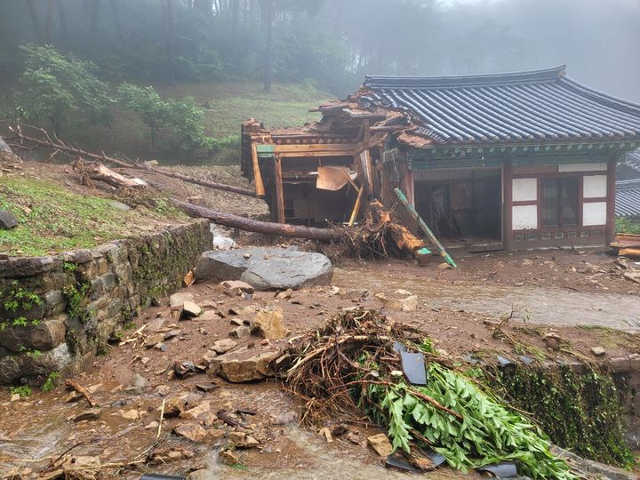 [서울=뉴시스] 경남 산청 율곡사는 산사태로 대웅전 벽체 일부가 훼손되고, 인근 건물 1동이 일부 파손됐다. (사진=국가유산청 제공) 2025.07.20. photo@newsis.com *재판매 및 DB 금지