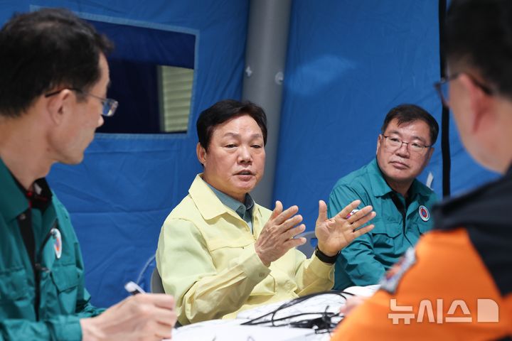 [산청=뉴시스]박완수 경남도지사가 지난 19일 오후 산청군 집중호우 대응 종합상황실을 방문해 피해 현황 등 상황 점검을 하고 있다.(사진=경남도 제공) 2025.07.19. photo@newsis.com