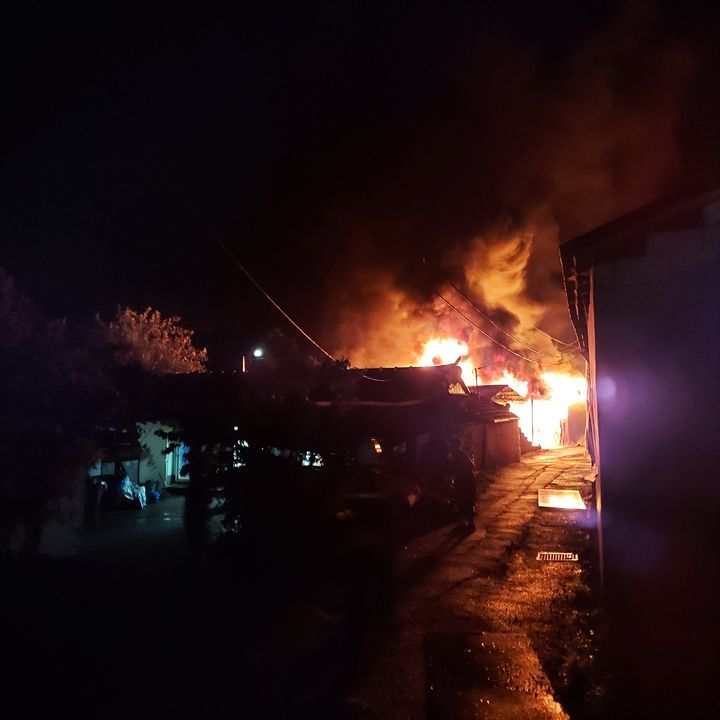 [정읍=뉴시스] 지난 19일 밤 자신의 집에 불을 지른 50대 남성이 경찰에 붙잡혔다. 사진은 당시 남성이 불을 지른 주택이 타오르는 모습. (사진=전북도소방본부 제공) 2025.07.20. photo@newsis.com *재판매 및 DB 금지