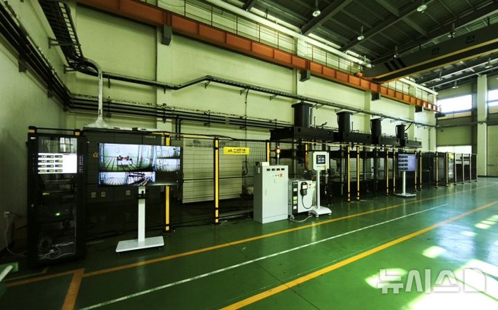 [포항=뉴시스] 송종욱 기자 = 경북 포항시가 5년간 245억원을 들여 지역 40개 중소·중견 기업을 대상으로 '노 코드(No-Code)' 혁신 제조 기술 지원으로 지역 산업 경쟁력을 강화한다. 사진은 포항소재산업진흥원(POMIA)에 설치된 '노 코드(No-Code)' 공정 최적화를 위한 지능형 다단 프레스 실증 장비 모습. (사진=포항시 제공) 2025.07.20. photo@newsis.com