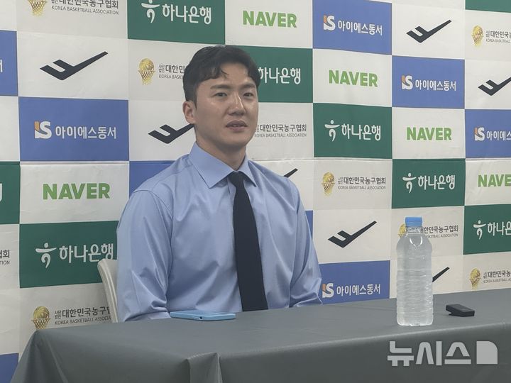 [안양=뉴시스] 전 농구 남자 국가대표 선수 박찬희가 20일 오후 안양정관장아레나에서 진행된 은퇴 기자회견에서 질문에 답하고 있다. wlsduq123@newsis.com 2025.07.20.