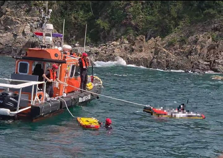 [태안=뉴시스] 20일 오전 9시28분께 태안해경이 모항항 인근 바다에서 추진기가 고장난 레저보트를 예인하고 있다. (사진=태안해양경찰서 제공) 2025.07.20. photo@newsis.com *재판매 및 DB 금지