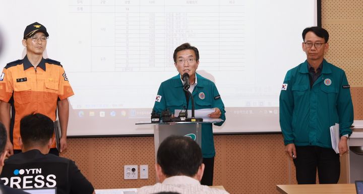 [산청=뉴시스] 정영철 산청부군수가 산청읍사무소 통합지원본부에서 산청군 집중호우 피해 복구현황을 브리핑하고 있다. (사진=산청군 제공) 2025. 07. 20. photo@newsis.com   *재판매 및 DB 금지