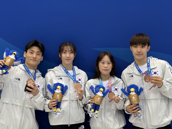 [서울=뉴시스] 2025 라인-루르 하계세계대학경기대회(하계U대회)에서 동메달 2개를 수확한 한국 다이빙 대표팀. 사진 왼쪽부터 김영택, 김나현, 오수연, 김지욱. (사진 = 대한수영연맹 제공) *재판매 및 DB 금지