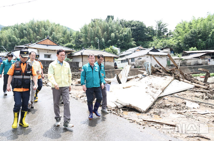 [산청=뉴시스]박완수 경남도지사가 20일 오후 산청군 산청읍 모고리 산사태 피해 현장을 둘러보고 있다.(사진=경남도 제공) 2025.07.20. photo@newsis.com