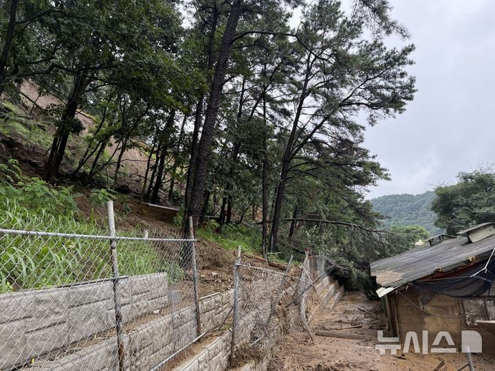 [포천=뉴시스] 미8군 로드리게스 사격장 도로공사 흙더미가 인근 양돈 농장을 덮친 현장. (사진=포천시 제공) 2025.07.20 photo@newsis.com