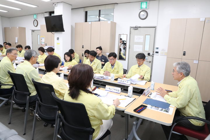 [창원=뉴시스]20일 박종훈 경남교육감 주재 긴급 복구 지원 대책 회의.(사진=경남교육청 제공) 2025.07.20.photo@newsis.com *재판매 및 DB 금지