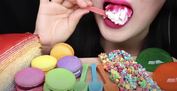 [서울=뉴시스] 얼굴없는 먹방 ASMR 유튜버가 연간 2300억 원에 달하는 수익을 낼 것이라는 전망이 나오며 화제를 모았지만 업계 전문가들은 현실성이 없다며 지적하고 나섰다. (사진 = 'Jane ASMR 제인' 유튜브 캡처) 2025.07.20.  *재판매 및 DB 금지