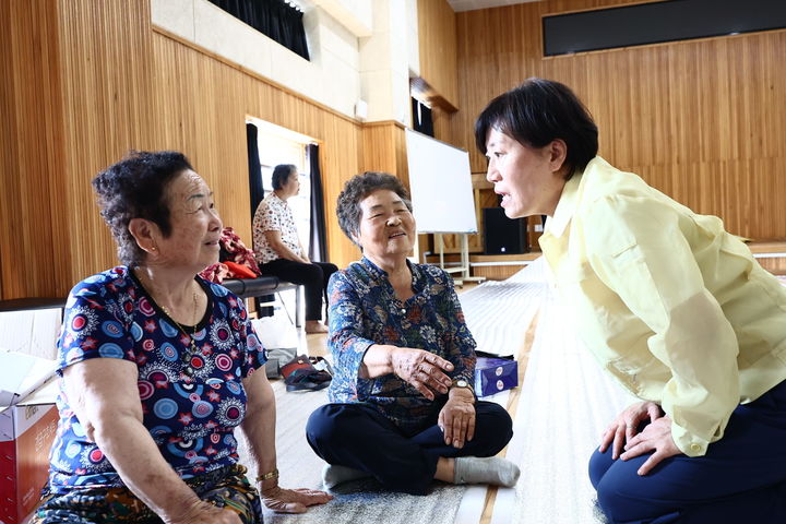 [세종=뉴시스] 농림축산식품부는 송미령 장관이 20일 경남 산청군 산청읍과 신안면 현장을 방문해 피해 현황을 살피고 응급복구 상황을 긴급 점검했다고 밝혔다. 사진은 송미령 장관이 산청읍 지리에 위치한 '신앤청 복지회관'을 찾아 대피 중인 주민들을 만나 위로하고 있는 모습. (사진=농식품부 제공) 2025.07.20. photo@newsis.com *재판매 및 DB 금지