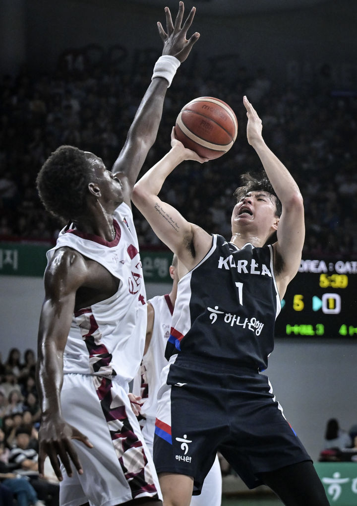 [서울=뉴시스] 한국 남자 농구 대표팀의 이현중이 20일 오후 안양정관장아레나에서 진행된 하나은행 초청 2025 남자농구 국가대표 평가전 카타르와의 2차전에서 슛하고 있다. (사진=대한민국농구협회 제공)&nbsp; *재판매 및 DB 금지