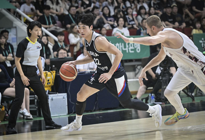[서울=뉴시스] 한국 남자 농구 대표팀의 여준석이 20일 오후 안양정관장아레나에서 진행된 하나은행 초청 2025 남자농구 국가대표 평가전 카타르와의 2차전에서 드리블하고 있다. (사진=대한민국농구협회 제공)&nbsp; *재판매 및 DB 금지