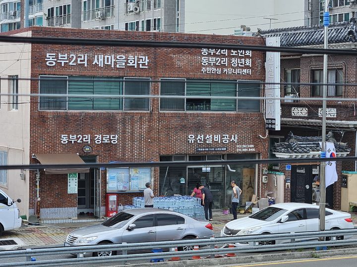 [울산=뉴시스] 울산시는 집중호우로 인한 상수도관 파손으로 단수 피해를 겪고 있는 울주군 서부권 6개 읍·면에 대한 긴급 식수 지원과 복구 작업에 총력을 벌이고 있다고 20일 밝혔다. (사진= 울산시 제공) 2025.07.20.photo@newsis.com *재판매 및 DB 금지