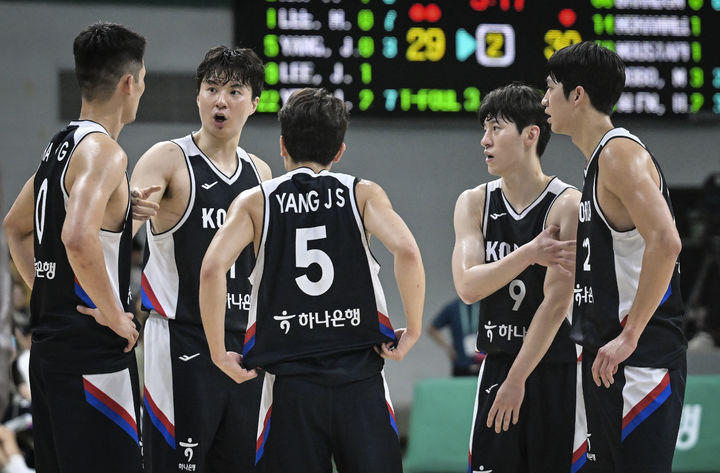 [서울=뉴시스] 한국 남자 농구 대표팀이 20일 오후 안양정관장아레나에서 진행된 하나은행 초청 2025 남자농구 국가대표 평가전 카타르와의 2차전에서 경기 전 회의하고 있다. (사진=대한민국농구협회 제공)&nbsp; *재판매 및 DB 금지