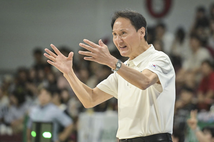 [서울=뉴시스] 한국 남자 농구 대표팀의 안준호 감독이 20일 오후 안양정관장아레나에서 진행된 하나은행 초청 2025 남자농구 국가대표 평가전 카타르와의 2차전에서 작전을 지시하고 있다. (사진=대한민국농구협회 제공)  *재판매 및 DB 금지