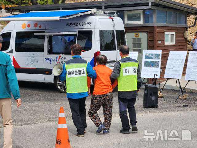 [포항=뉴시스] 송종욱 기자 = 경북도는 지난 16~19일 나흘간 극한호우에도 피해를 우려했던 경북 산불 피해 지역에서 별다른 피해가 발생하지 않은 것으로 확인됐다. 사진은 경북 영주 삼가리 주민 대피 시스템 가동 모의 훈련 모습. (사진=경북도 제공) 2025.07.20. photo@newsis.com
