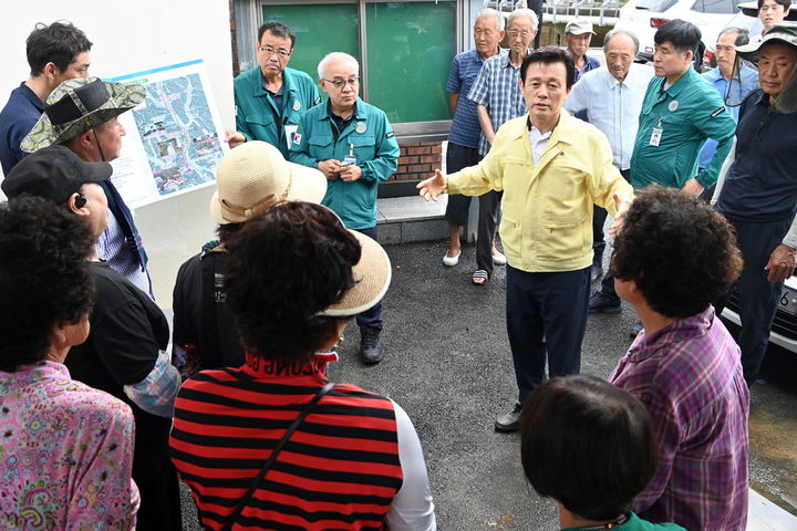 [진주=뉴시스]진주시, 집중호우 피해지역인 명석면 관지리 긴급 점검.(사진=진주시 제공).2025.07.20.photo@newsis.com *재판매 및 DB 금지