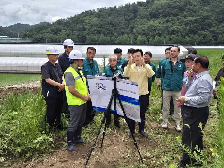 [진주=뉴시스]진주시, 집중호우 피해지역 현장인 진성면 긴급 점검.(사진=진주시 제공).2025.07.20.photo@newsis.com *재판매 및 DB 금지