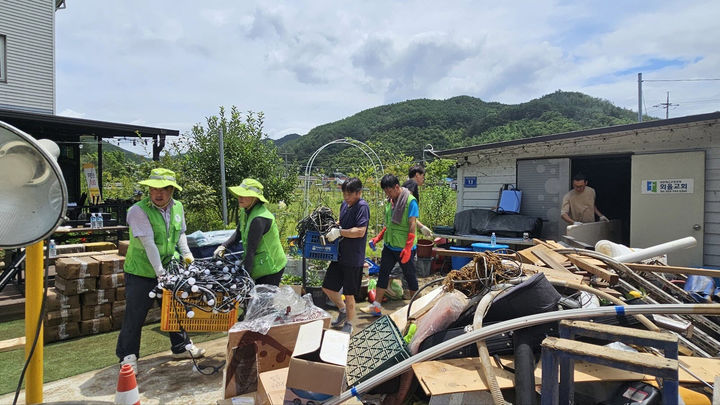 [진주=뉴시스]진주시자원봉사단체협의회, 집중호우 피해지역인 명석면 외율마을에서 수해 복구 봉사활동 펼쳤다.(사진=진주시 제공).2025.07.20.photo@newsis.com *재판매 및 DB 금지