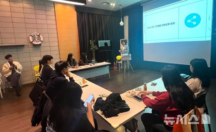 [포항=뉴시스] 송종욱 기자 = 포항문화재단은 독립영화전용관 인디플러스 포항이 시민 활동가 '시너지 7기' 회원을 오는 23일까지 모집한다. 사진은 지난해 '시너지 6기' 활동 모습. (사진=포항시 제공) 2025.07.20. photo@newsis.com