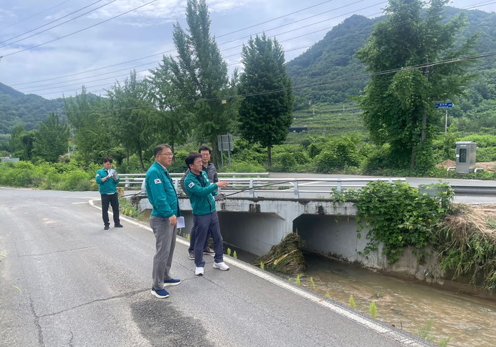 [창원=뉴시스] 강경국 기자 = 장금용 경남 창원시장 권한대행이 20일 집중호우 피해 지역을 방문해 복구 상황을 점검하고 있다. (사진=창원시청 제공). 2025.07.20. photo@newsis.com *재판매 및 DB 금지