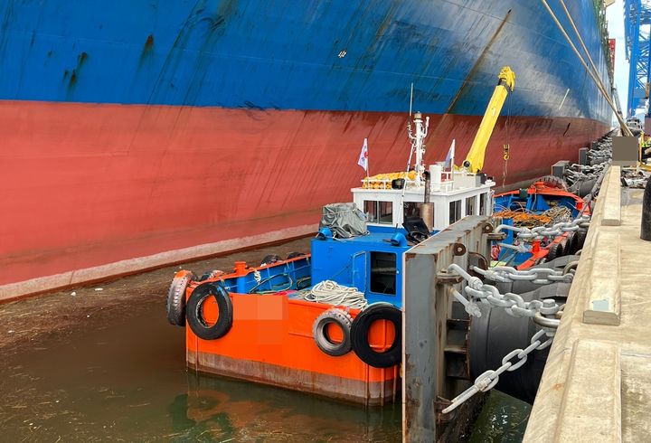 [창원=뉴시스] 강경국 기자 = 다이버들이 작업하던 컨테이너선(왼쪽). (사진=창원해경 제공). 2025.07.20. photo@newsis.com *재판매 및 DB 금지