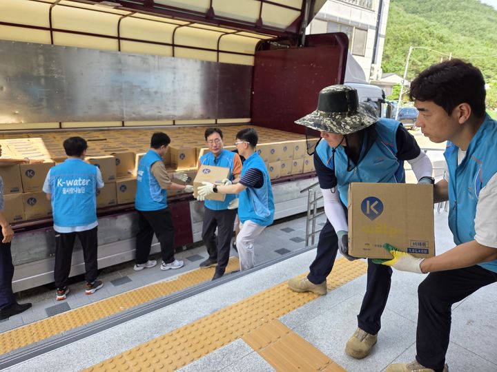 [진주=뉴시스]한국수자원공사 낙동강유역본부, 집중호우 피해지역 구호물품 지원.(사진=한국수자원공사 제공).2025.07.20.photo@newsis.com *재판매 및 DB 금지