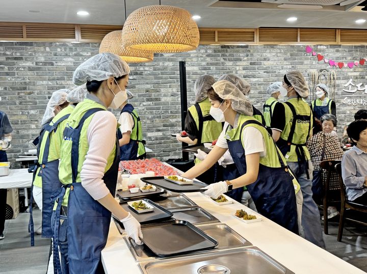 [부산=뉴시스] 에어부산 객실승무원이 종합복지관을 방문해 초복 맞이 삼계탕 나눔 봉사활동을 실시하고 있다. (사진=에어부산 제공) 2025.07.20. photo@newsis.com *재판매 및 DB 금지