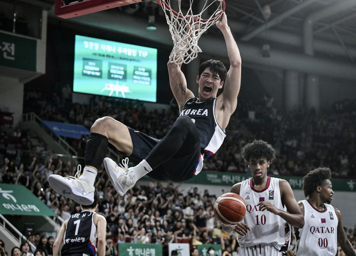 [서울=뉴시스] 한국 남자 농구 대표팀의 여준석이 20일 오후 안양정관장아레나에서 진행된 하나은행 초청 2025 남자농구 국가대표 평가전 카타르와의 2차전에서 덩크슛을 성공한 뒤 포효하고 있다. (사진=대한민국농구협회 제공)  *재판매 및 DB 금지