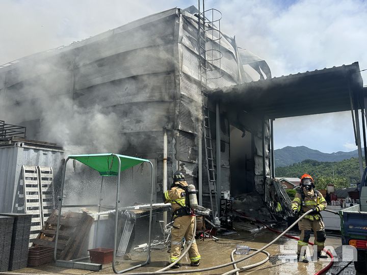 [보은=뉴시스] 20일 오전 충북 보은군 탄부면의 한 농업용 창고에서 불이나 소방대원이 진화작업을 벌이고 있다. (사진= 보은소방서 제공) 2025.07.20. photo@newsis.com *재판매 및 DB 금지