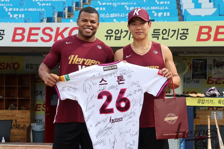 [서울=뉴시스] 프로야구 키움 히어로즈가 20일 대구 삼성라이온즈파크에서 벌어진 삼성 라이온즈와의 경기를 앞두고 스톤 개랫을 위한 송별 행사를 진행했다. (사진 = 키움 히어로즈 제공) *재판매 및 DB 금지