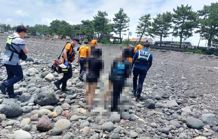 [서귀포=뉴시스] 20일 제주 서귀포시 하효동 쇠소깍 해변에서 어린이 3명이 바다에 빠졌다는 시민 신고가 119에 접수됐다. 시민들의 도움으로 구조된 어린이들이 경찰과 소방대원에게 인계돼 구급차로 향하고 있다. (사진=제주도소방안전본부 제공) 2025.07.21. photo@newsis.com *재판매 및 DB 금지