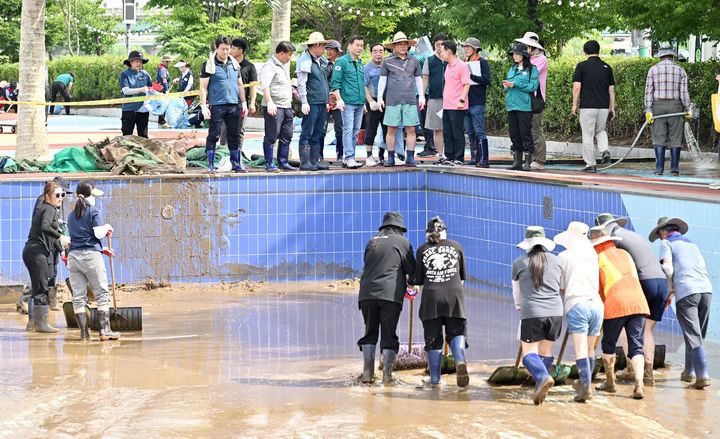 [울산=뉴시스] 구미현 기자 =울산 중구가 주민들의 안전을 지키고 생활 불편을 최소화하기 위해 집중호우 피해 상황을 점검하고 신속하게 복구 작업에 나섰다. 복구작업에 나선 울산 중구청 직원들 (사진=울산 중구청 제공) photo@newsis.com *재판매 및 DB 금지