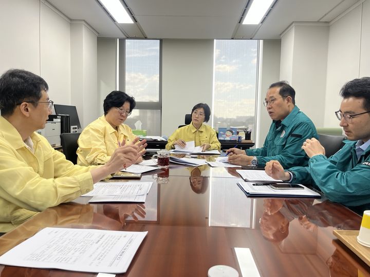 [세종=뉴시스] 보건복지부는 20일 이스란 제1차관 주재로 전국적인 집중 호우로 인한 사회복지시설의 피해 상황 및 신속한 운영 정상화를 위한 피해 복구 추진 상황을 점검했다.(사진=보건복지부) *재판매 및 DB 금지