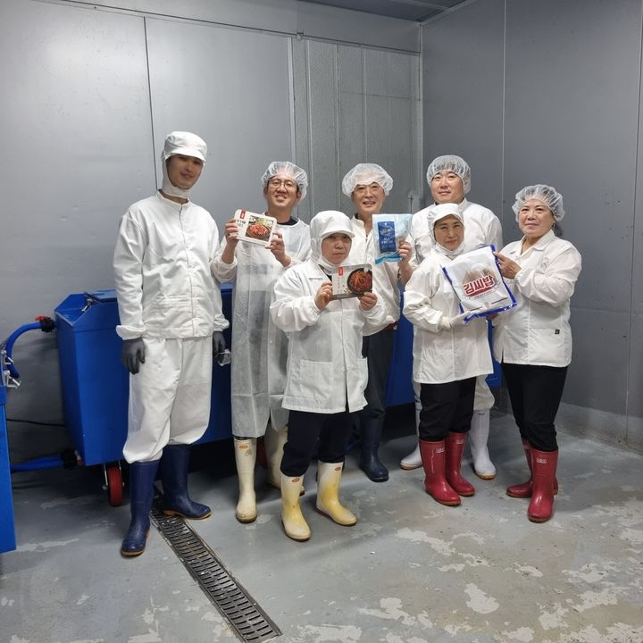 [김해=뉴시스] 이혜원 기자 = 김기수 명보씨푸드 대표(뒷줄 왼쪽에서 두번째)가 직원들과 함께 사진 찍고 있다.  *재판매 및 DB 금지