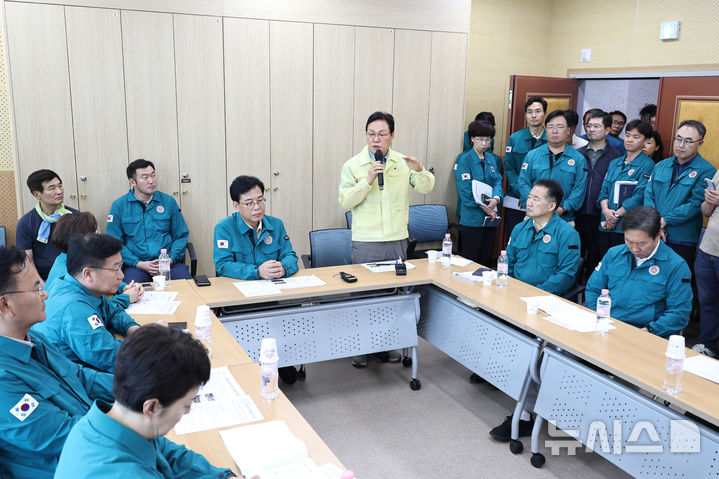 [산청=뉴시스]박완수 경남도지사가 20일 오후 산청군 산청읍사무소 내 재난현장 통합지원본부를 방문한 국민의힘 송언석 원내대표와 경남지역 국회의원들에게 호우 및 산사태 피해 현장을 설명하고 적극적인 지원을 요청하고 있다.(사진=경남도 제공) 2025.07.20. photo@newsis.com