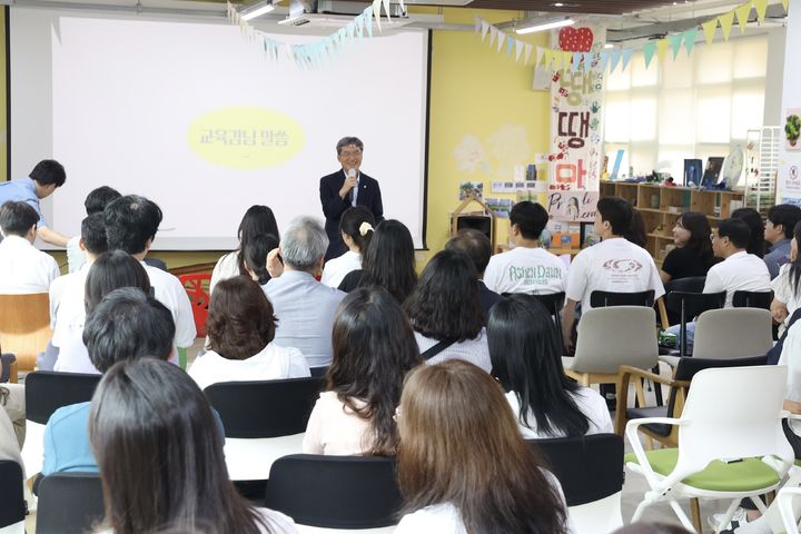[울산=뉴시스] 구미현 기자 =울산시교육청 직원들과 소통하는 천창수 교육감(울산시교육청 제공) photo@newsis.com *재판매 및 DB 금지