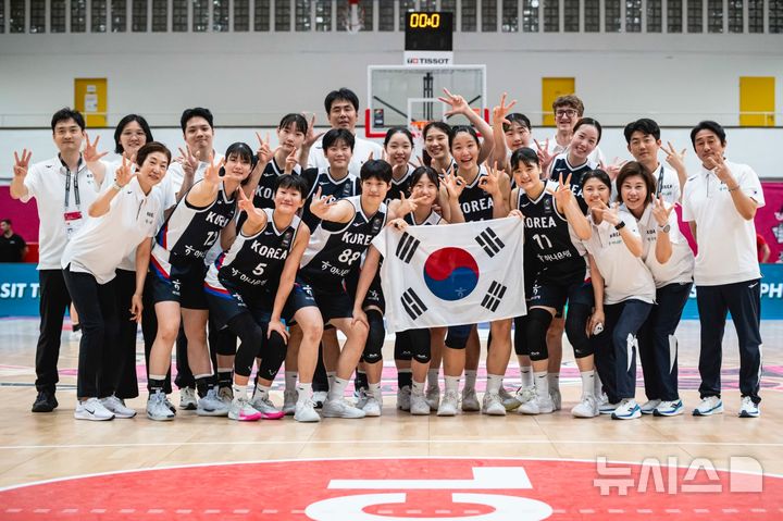 [서울=뉴시스] 한국 19세 이하(U-19) 여자 농구 대표팀 단체 사진. (사진=FIBA 홈페이지 캡처)   *재판매 및 DB 금지