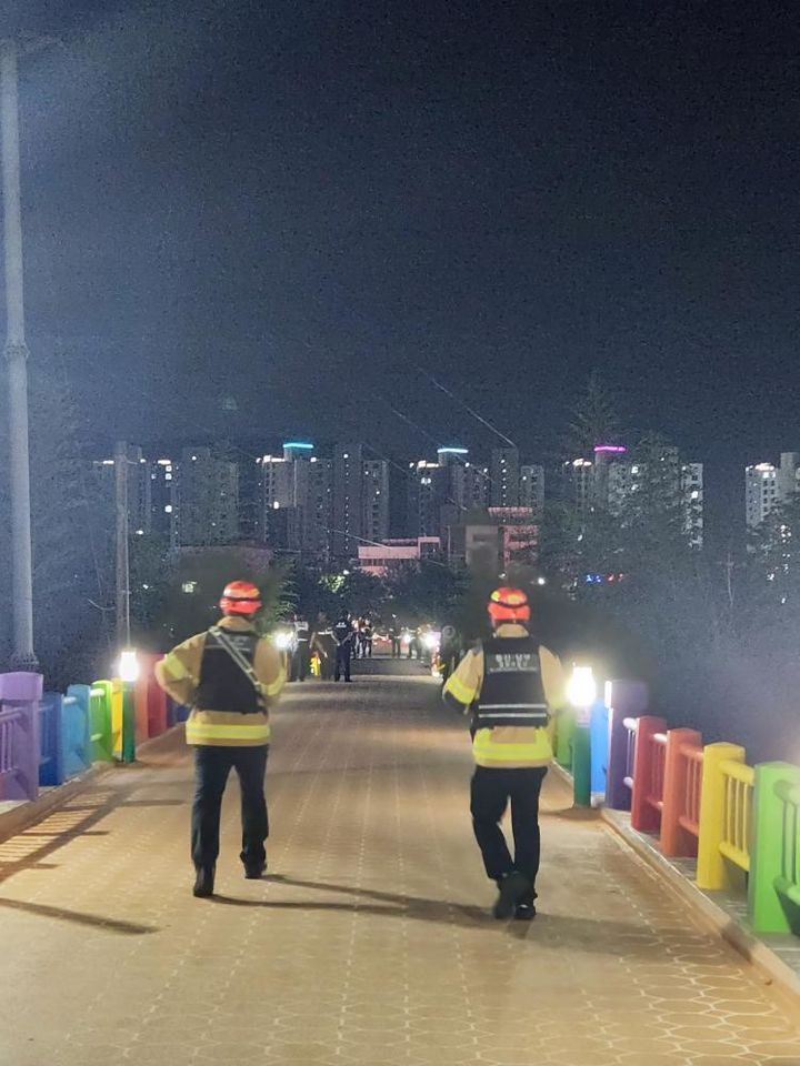 [울산=뉴시스] 구미현 기자 = 20일 울산 옛 삼호교가 전날 내린 집중호우에 교량이 휘어져 경찰과 소방당국이 현장을 통제하고 있다. (사진=독자 제공)2025.07.20. photo@newsis.com *재판매 및 DB 금지