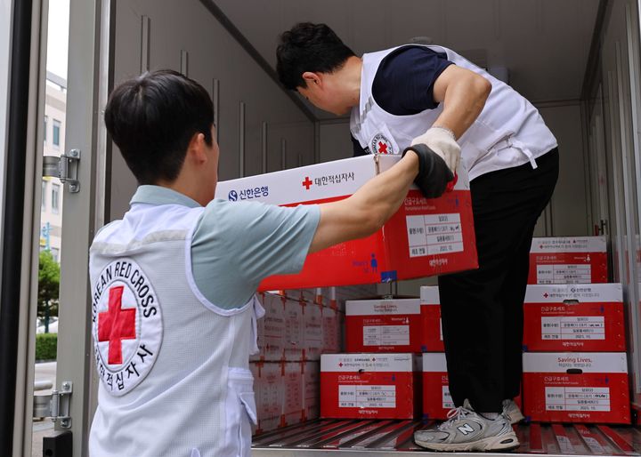 [창원=뉴시스]경남적십자사, 경상남도 집중호우 긴급구호활동.(사진=경남적십자사 제공) 2025.07.20.photo@newsis.com *재판매 및 DB 금지