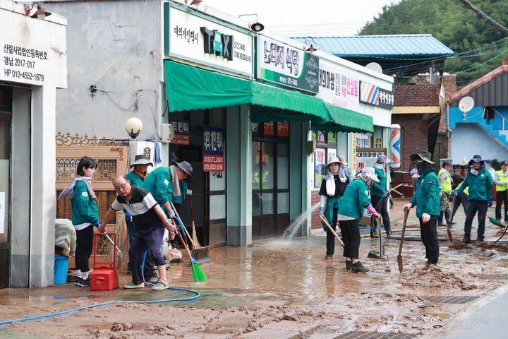 [의령=뉴시스]경남 의령군 수해 복구 현장.(사진=의령군 제공) 2025.07.20.photo@newsis.com *재판매 및 DB 금지