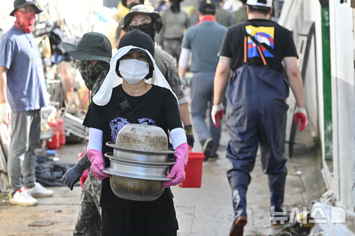 [광주=뉴시스] 이영주 기자 = 20일 오전 광주 북구 신안동 서암대로 100번길 주변에서 군인과 자원봉사자들이 침수 피해 주택 복구작업에 나서고 있다. 광주·전남에는 지난 사흘간 500~600㎜ 괴물 폭우가 쏟아졌다. 2025.07.20. leeyj2578@newsis.com