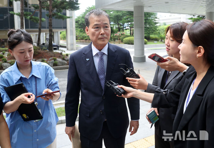 [서울=뉴시스] 홍효식 기자 = 김영호 통일부 장관이 20일 서울 서초구 서울고등법원에 마련된 조은석 내란 특검 사무실에 조사를 받기 위해 출석하고 있다. 2025.07.20. yesphoto@newsis.com