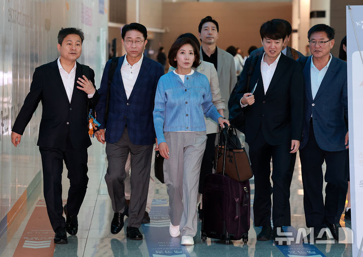 [인천공항=뉴시스] 이영환 기자 = 한미의원연맹 미국 방문단 공동단장 조정식 더불어민주당 의원, 나경원 국민의힘 의원 등 한미의원연맹 소속 의원들이 지난 20일 인천국제공항 제2여객터미널을 통해 미국으로 출국하고 있다. 왼쪽부터 김영배 더불어민주당 의원, 조 의원, 나 의원, 이준석 개혁신당 의원, 이헌승 국민의힘 의원.  2025.07.20. 20hwan@newsis.com
